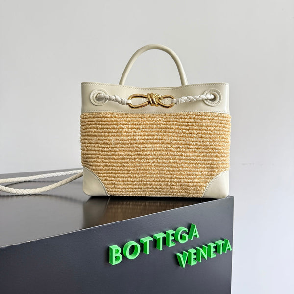 BOTTEGA VENETA 25S SMALL ANDIAMO 25 IN IVORY CALFSKIN AND RAFFIA