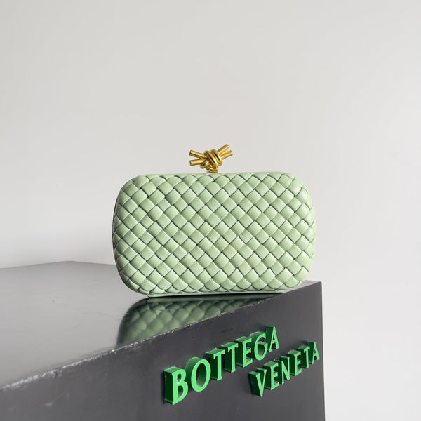 KNOT CHAIN CLUTCH 20.5 IN LIGHT GREEN LAMBSKIN